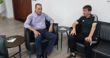 مصطفى عزام يستضيف المحاضر الدولي إيجور خلال معسكر رخص الـVAR 2025