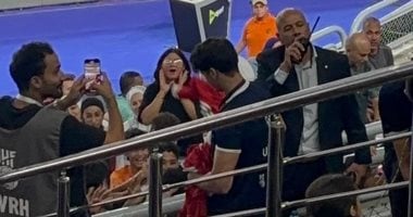 اللجنة المنظمة تهدي جماهير المدرجات قميص منتخب الناشئين قبل مواجهة الدنمارك