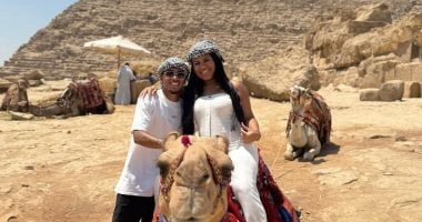 خوان ألفينا لاعب الزمالك وزوجته يتجولان بين أحضان الأهرامات.. صور 2025