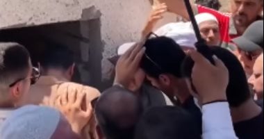 شاهد.. محمد الشناوي يودع والده في لحظاته الأخيرة
