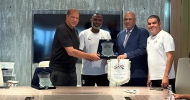 علاء نبيل يسلم درع اتحاد الكرة إلى سفير مصر بالسعودية 2025.. تكريم مميز يعزز العلاقات الرياضية