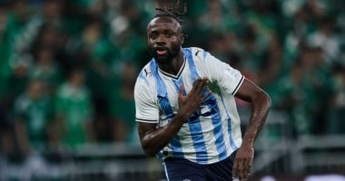 فيستون ماييلي يؤدي عمرته الأولى عقب اعتناقه الإسلام.. صور