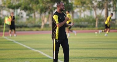 محمد الشيخ يحفز لاعبي دجلة بين شوطي المباراة.. واثق بفوز الفريق
