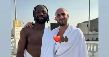 من سجادة الصلاة في الملعب.. ثلاث محطات تحكي قصة إسلام فيستون ماييلى وأداء العمرة 2025